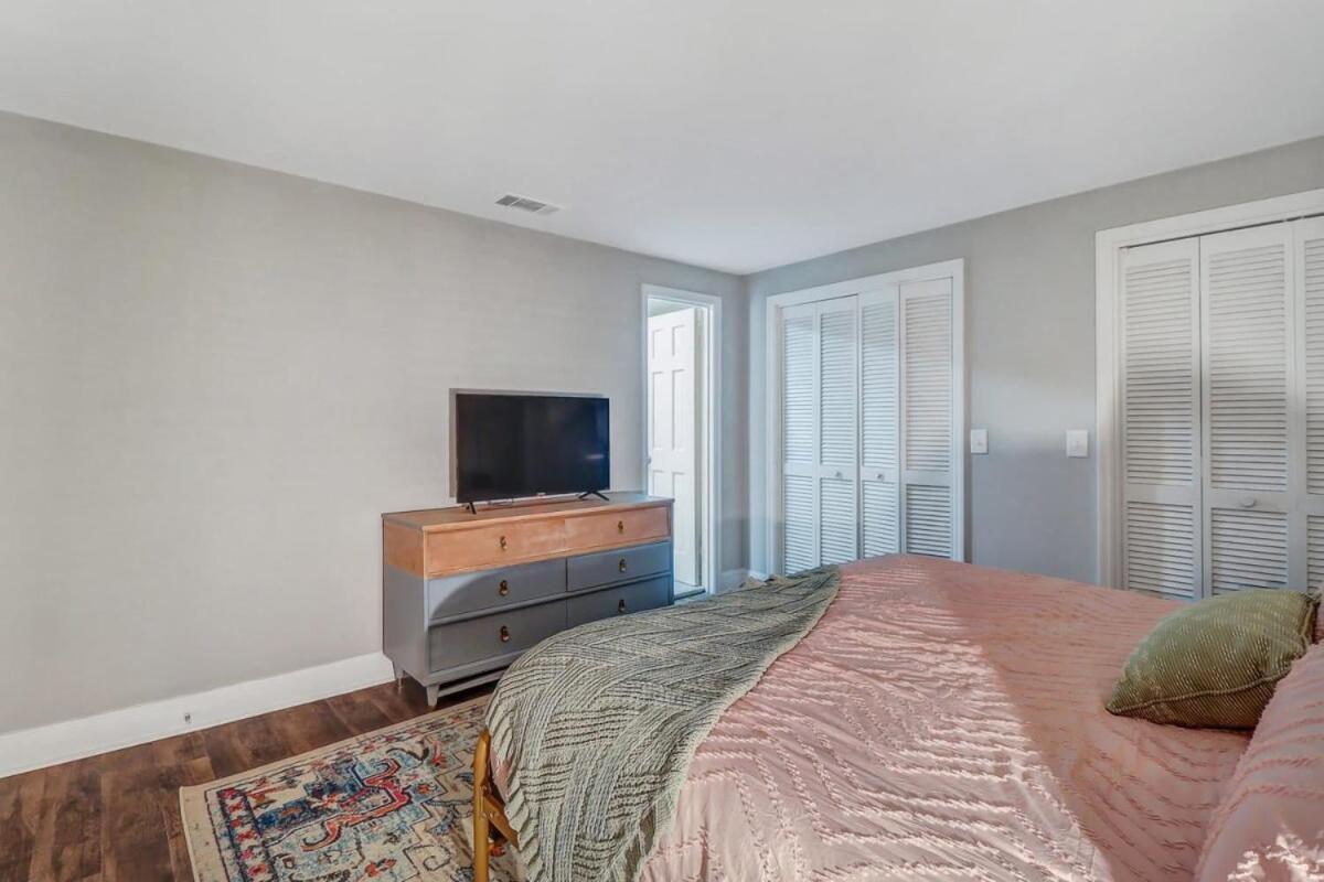Апартаменты Eagle'S Landing Loft-Downtown Above Bull & Barrel Стейтсборо Экстерьер фото