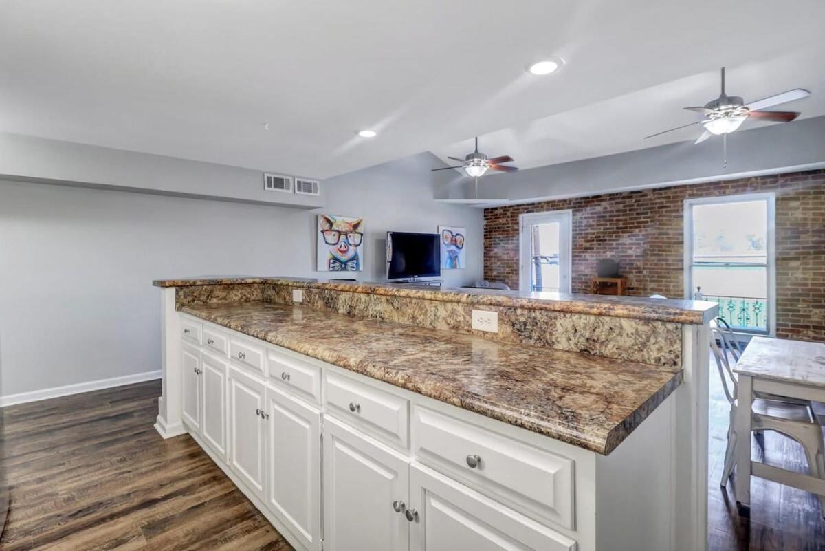 Апартаменты Eagle'S Landing Loft-Downtown Above Bull & Barrel Стейтсборо Экстерьер фото
