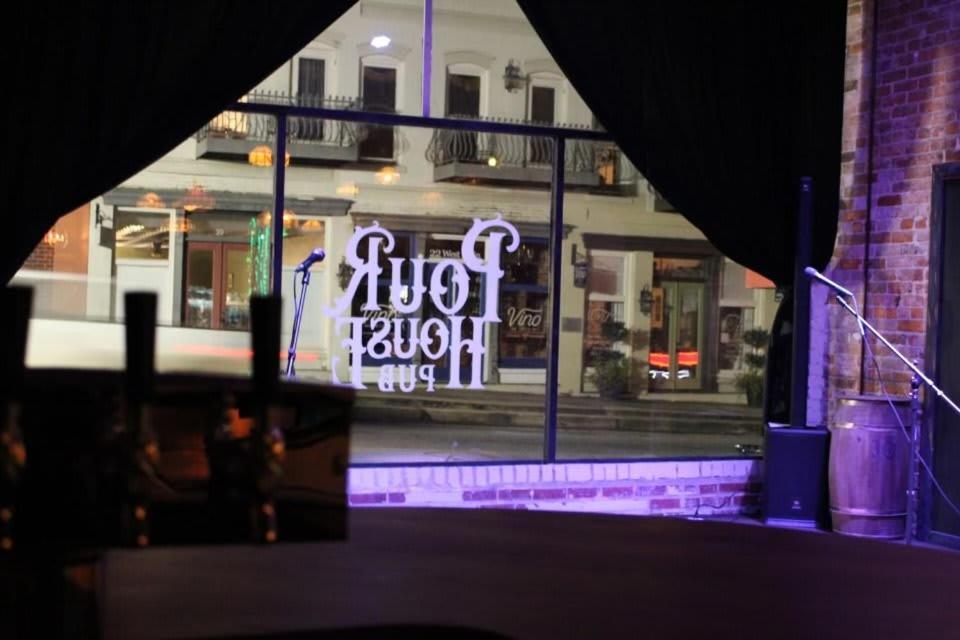 Апартаменты Eagle'S Landing Loft-Downtown Above Bull & Barrel Стейтсборо Экстерьер фото